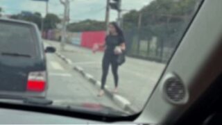 Chamamos a menina vendedora de bala do Farol ! Pra ser atriz pornô e foder gostoso dentro do nosso carro ! A novinha de 19 anos aceito e fodemos gostoso ela até ela gozar gostoso